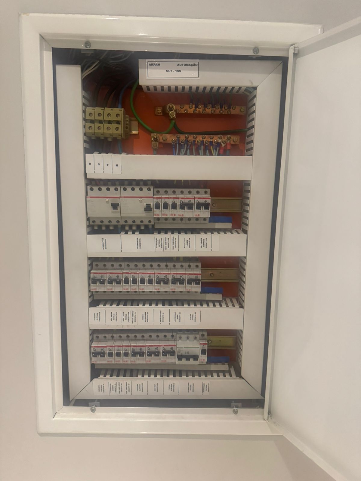 Quadro premium para carregadores em condomínio
