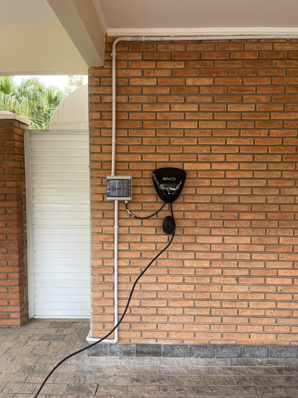 Carregador BYD instalado pela C2B em residência