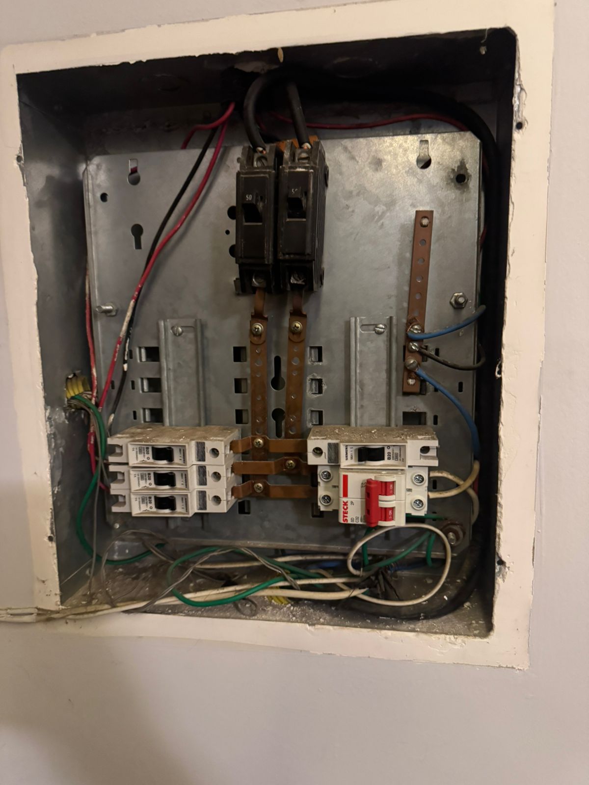 Quadro elétrico antigo e sem organização adequada